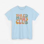 Lichtblauwe T-shirt met ronde hals en Tired Moms Club opdruk op de borst