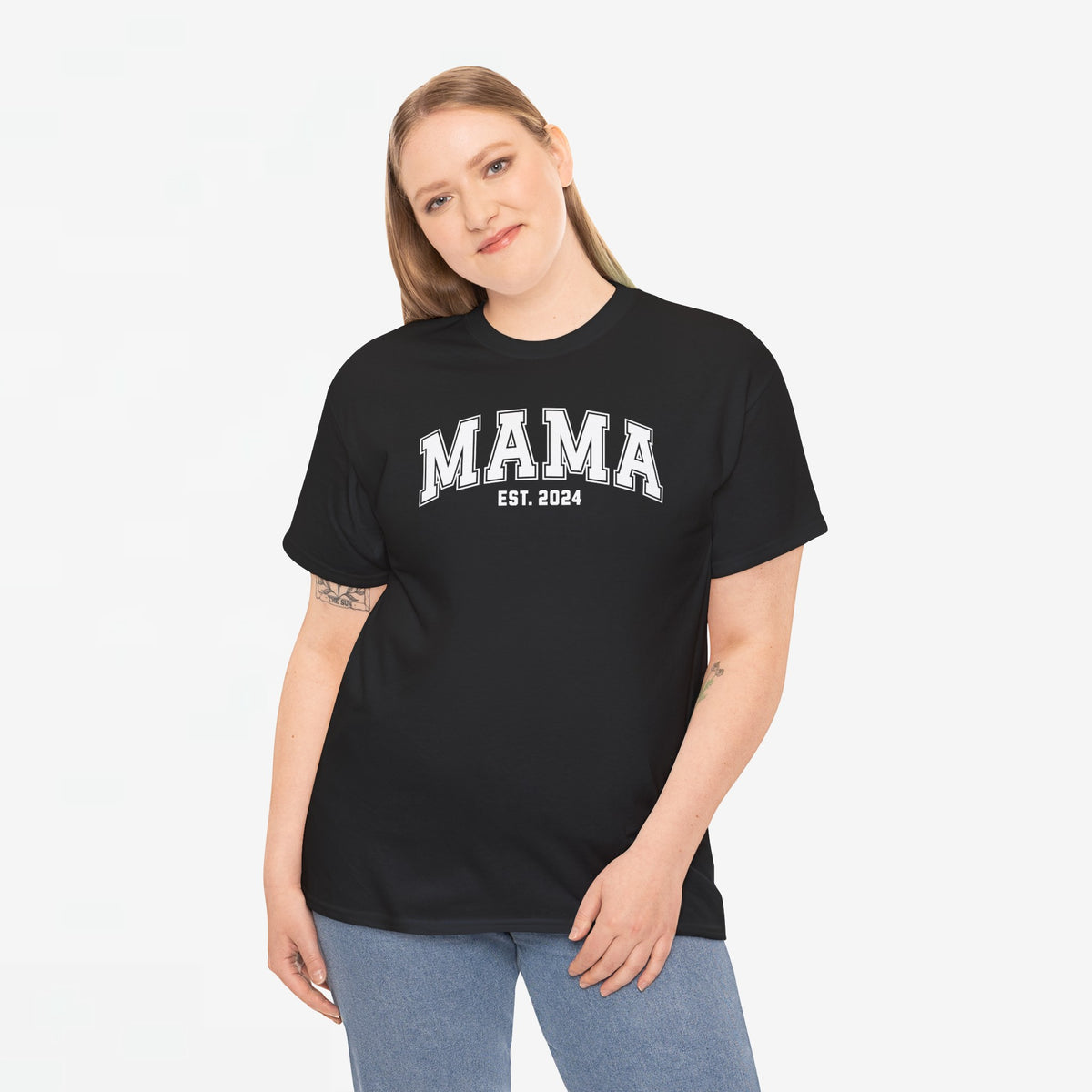 Zwart T-shirt met opdruk “MAMA” en “EST. 2024” op de borst