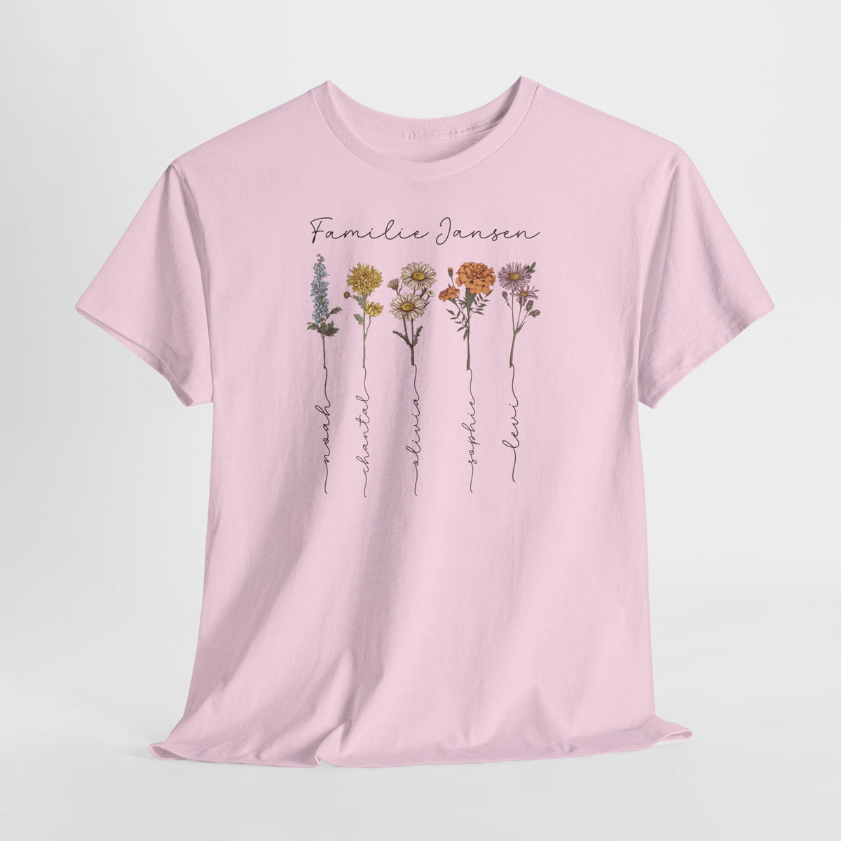 Roze T-shirt met bloemillustratie en gepersonaliseerde tekst midden op borst