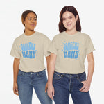 Witte oversized T-shirt met blauw opschrift “JONGENS MAMA”, ronde hals en korte mouwen