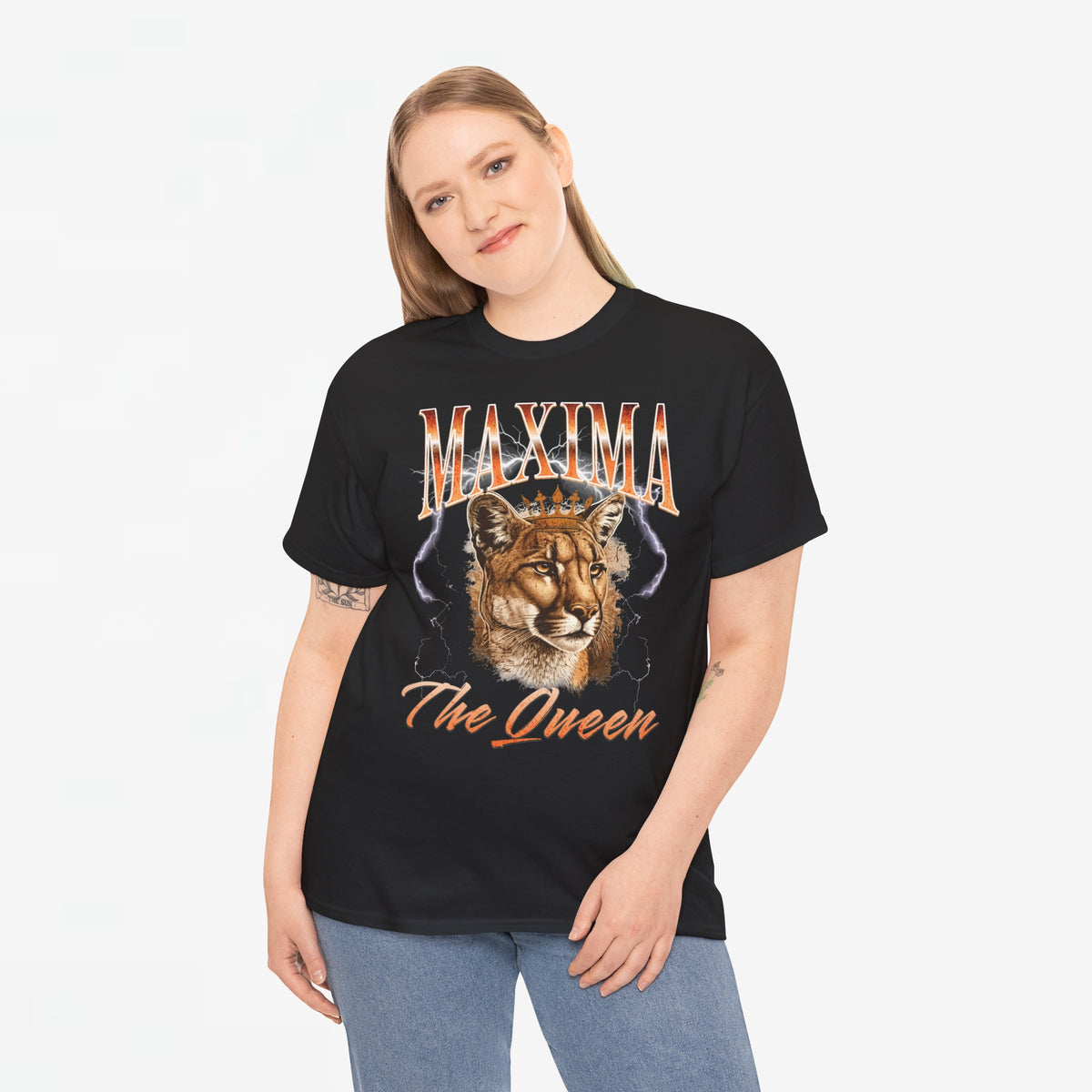 Zwart oversized T-shirt gedragen door model met leeuwenkoningin-print en “The Queen”