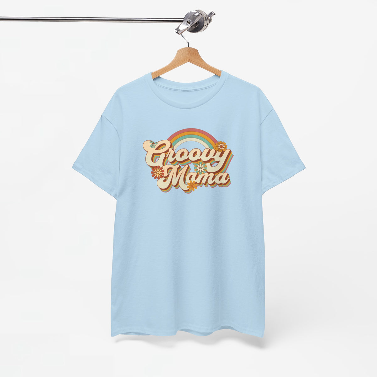 Lichtblauwe T-shirt met ronde hals en 'Groovy Mama' regenboogprint aan kleerhanger