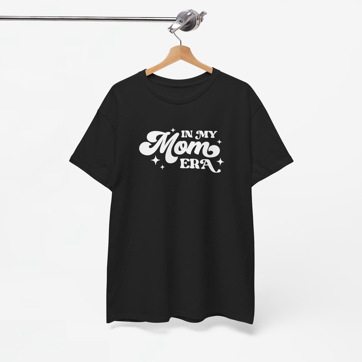 Zwart oversized T-shirt met wit “In My Mom Era” logo, aan hanger