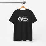 Zwart oversized T-shirt met wit “In My Mom Era” logo, aan hanger