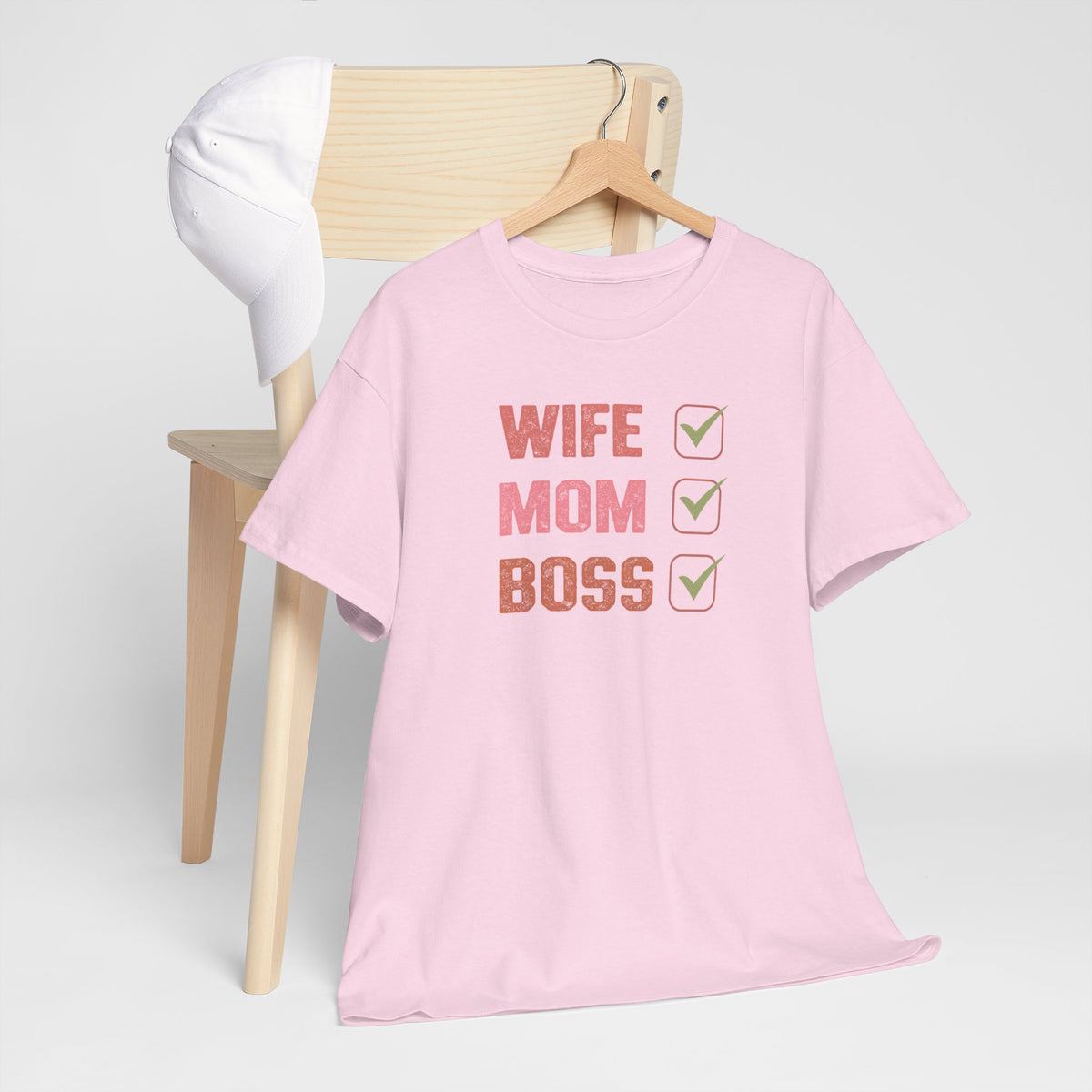Roze t-shirt aan hanger met opdruk 'WIFE MOM BOSS' en vinkjes