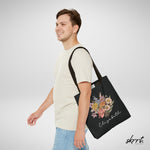 Zwarte tote bag met bloemenboeket en naam, schoudertas gedragen zijaanzicht