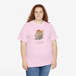 Roze T-shirt met bloemboeketprint op borst, ronde hals en korte mouwen.