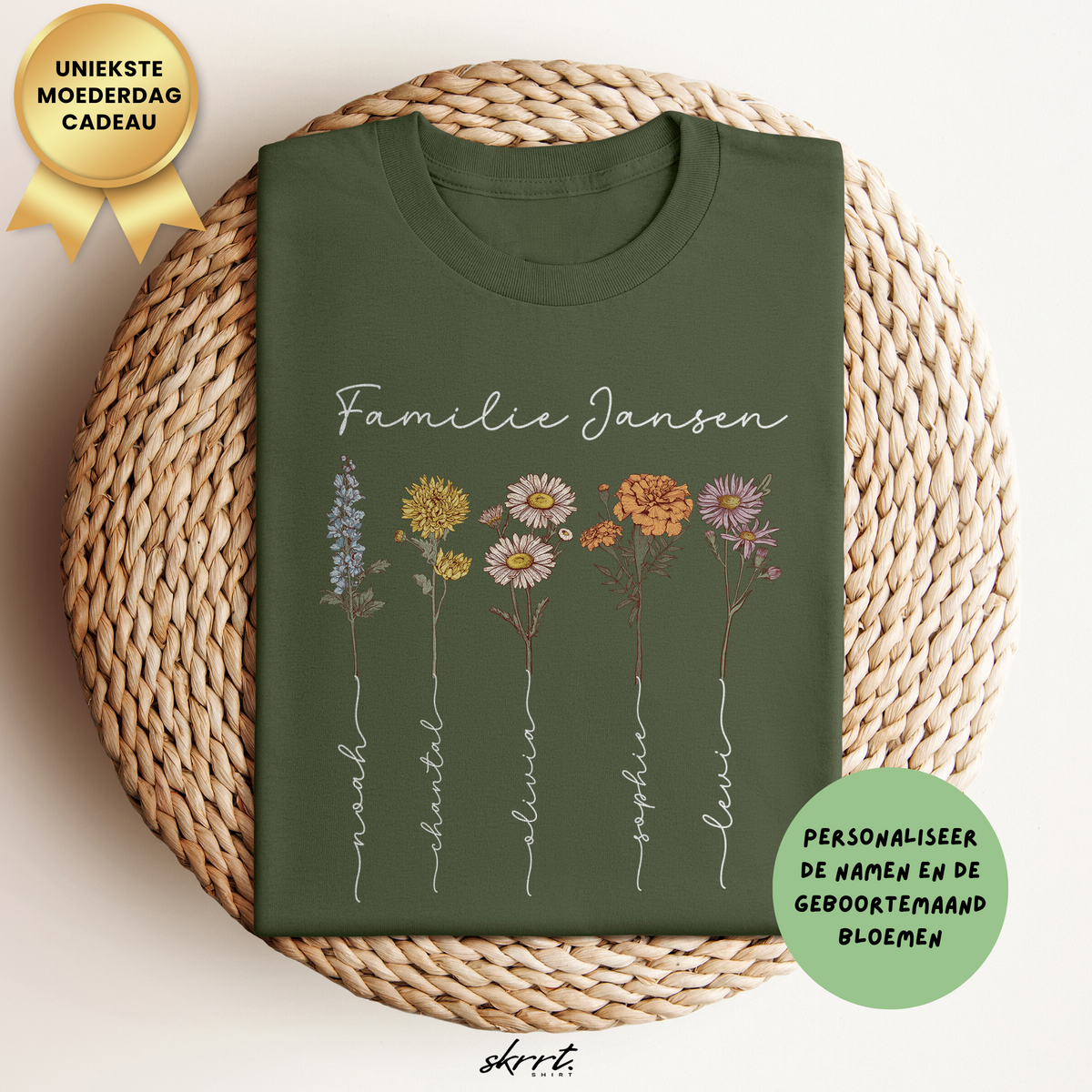 Gepersonaliseerd mama T-shirt, donkergroen met familienaam en bloemen van geboortemaand