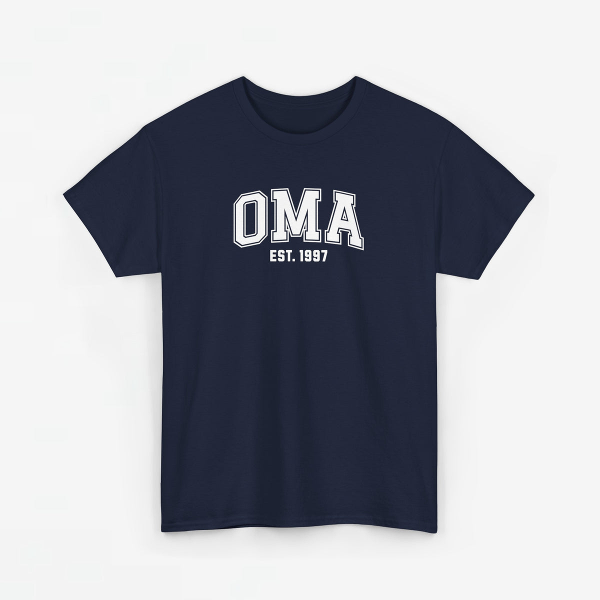 Geperonaliseerd t-shirt met OMA-print en EST 1997, donkerblauw (voorkant)