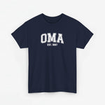 Geperonaliseerd t-shirt met OMA-print en EST 1997, donkerblauw (voorkant)