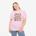 Roze oversized T-shirt met ronde hals en kleurenprint “IN MY PLANT MOM ERA” op de borst.