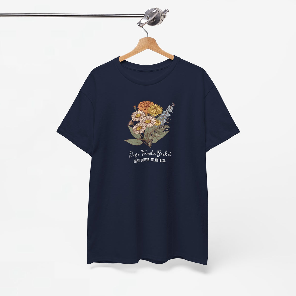 Donkerblauw T-shirt op hangertje met bloemenboeketprint op de borst