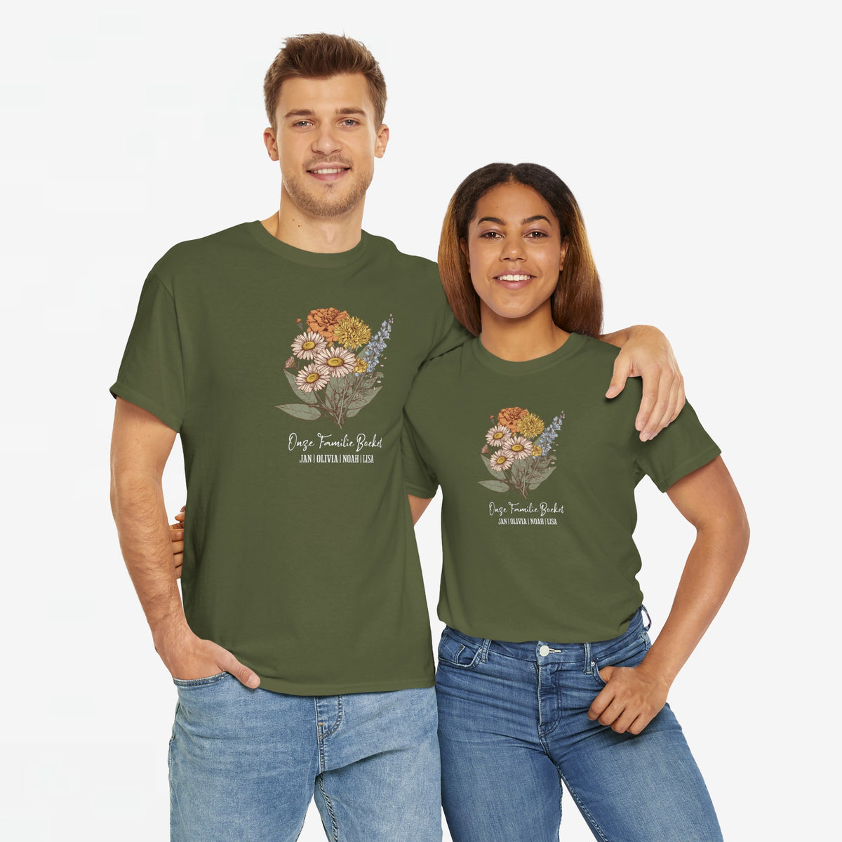 Legergroen T-shirt met bloemenboeketprint op de borst, gedragen door twee personen