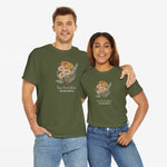 Legergroen T-shirt met bloemenboeketprint op de borst, gedragen door twee personen