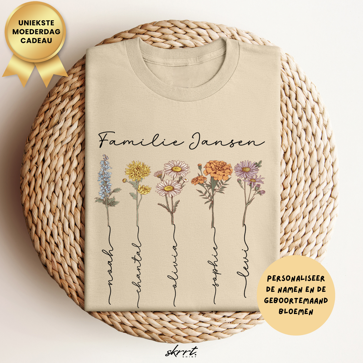 Zandkleurig T-shirt met familienaam en geboortemaandbloemenprint, ronde hals.