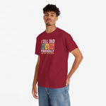 Bordeauxrood T-shirt met opdruk I TELL DAD JOKES PERIODICALLY, model in zijstand