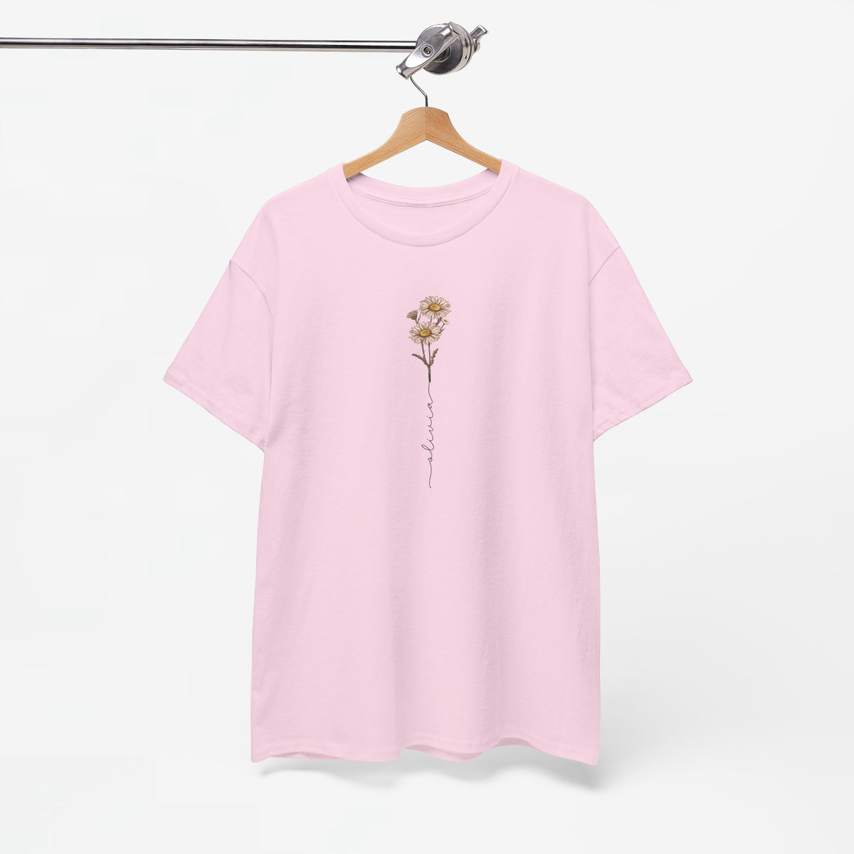 Roze T-shirt aan hanger met bloem- en slingerprint op de borst
