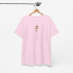 Roze T-shirt aan hanger met bloem- en slingerprint op de borst