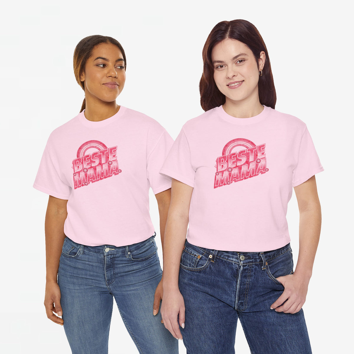 Roze T-shirt met “BESTE MAMA” opdruk, gedragen met blauwe jeansbroeken.