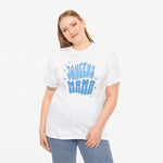 Witte oversized T-shirt met blauw opschrift “JONGENS MAMA”, ronde hals, korte mouwen