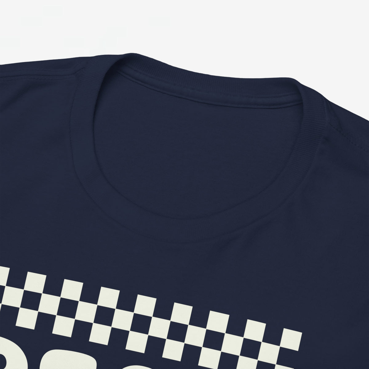 Close-up van marineblauwe t-shirt hals met witte ruitjes en deel van tekstprint