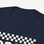 Close-up van marineblauwe t-shirt hals met witte ruitjes en deel van tekstprint