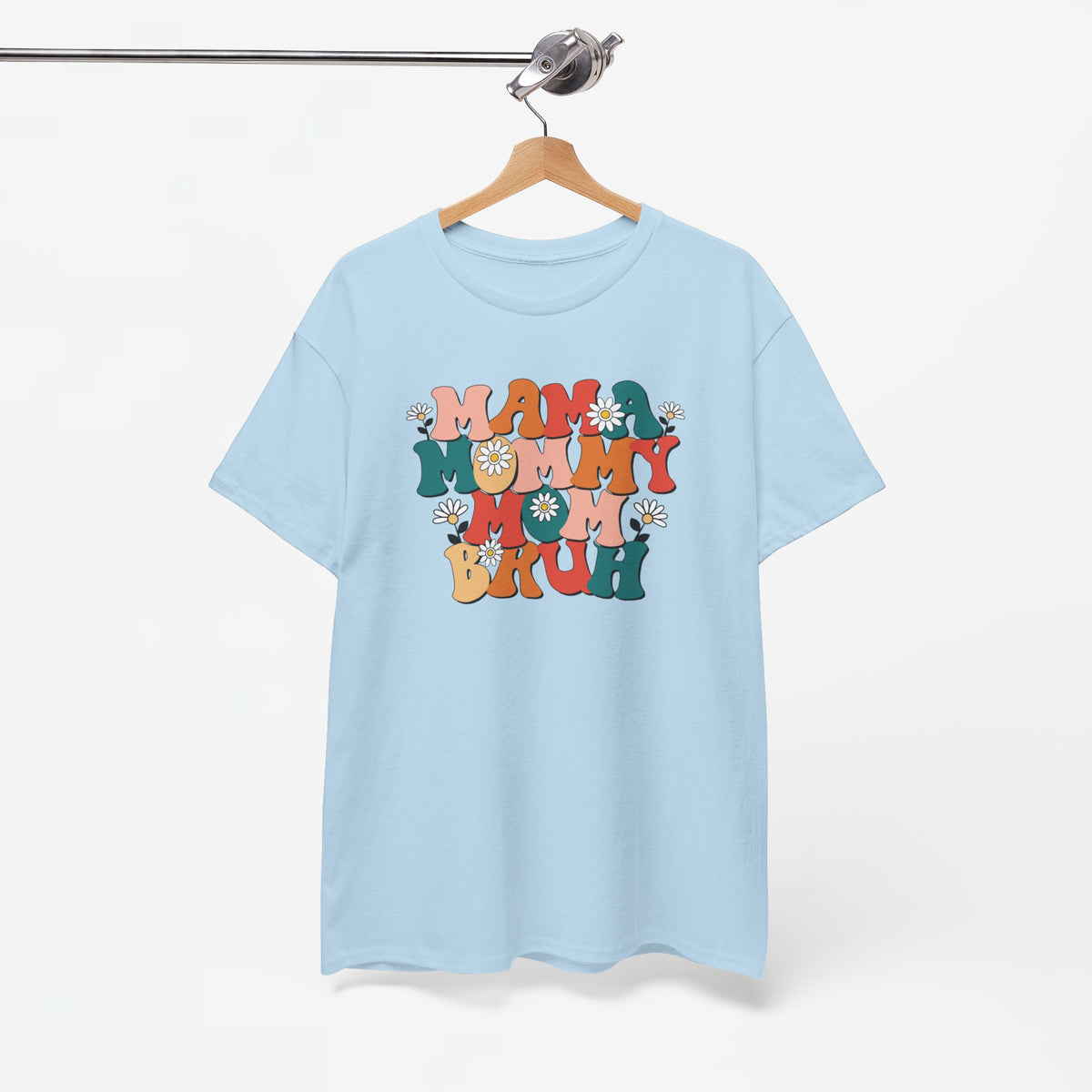 T-shirt lichtblauw met “MAM MOMMY BRUH”-print, hangt aan een houten hanger
