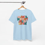 T-shirt lichtblauw met “MAM MOMMY BRUH”-print, hangt aan een houten hanger