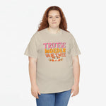 Beige T-shirt met ronde hals en kleurrijke opdruk, gedragen door een model