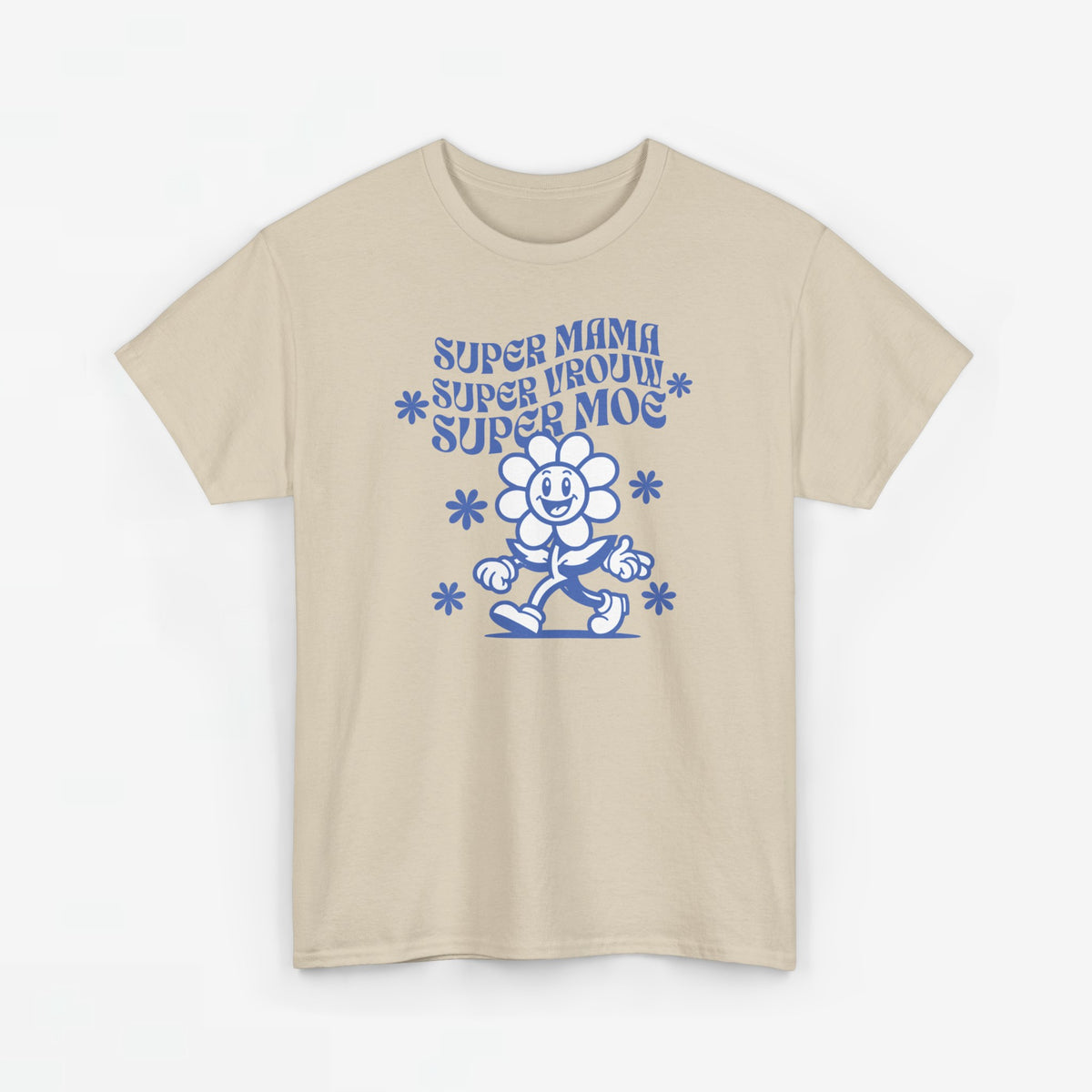 Zandkleurig T-shirt met blauwe opdruk van ‘Super mama, Super vrouw, Super moe’.