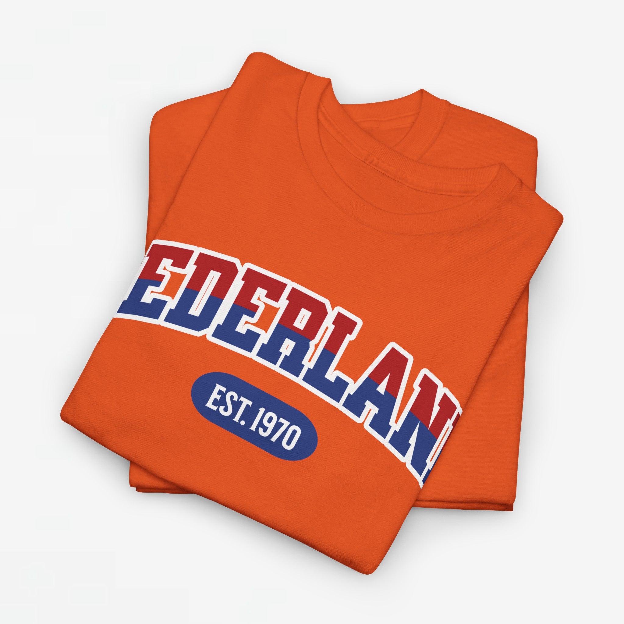 Oranje T-shirt voor EK, WK en Koningsdag - Personaliseer met Naam, Jaar & Rugnummer - NEDERLAND (rode en blauwe tekst)