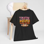 Zwarte t-shirt met kleurrijke tekst en honden/kattenprint op de borst, op een hanger.