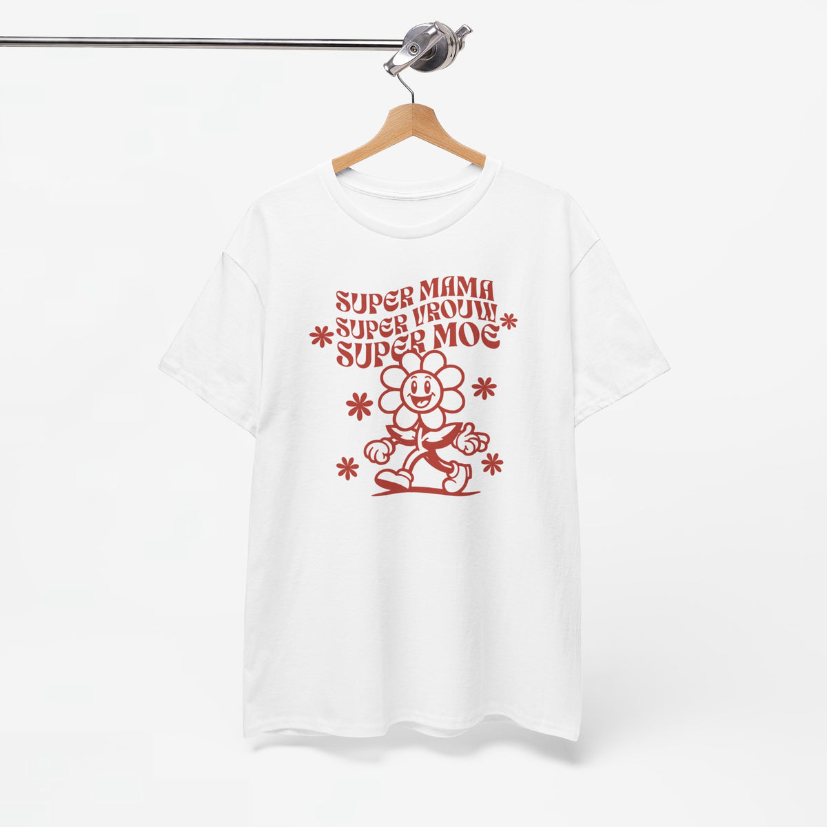 Wit T-shirt met rode tekst en figuurprint, aan een houten kledinghanger