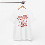Wit T-shirt met rode tekst en figuurprint, aan een houten kledinghanger