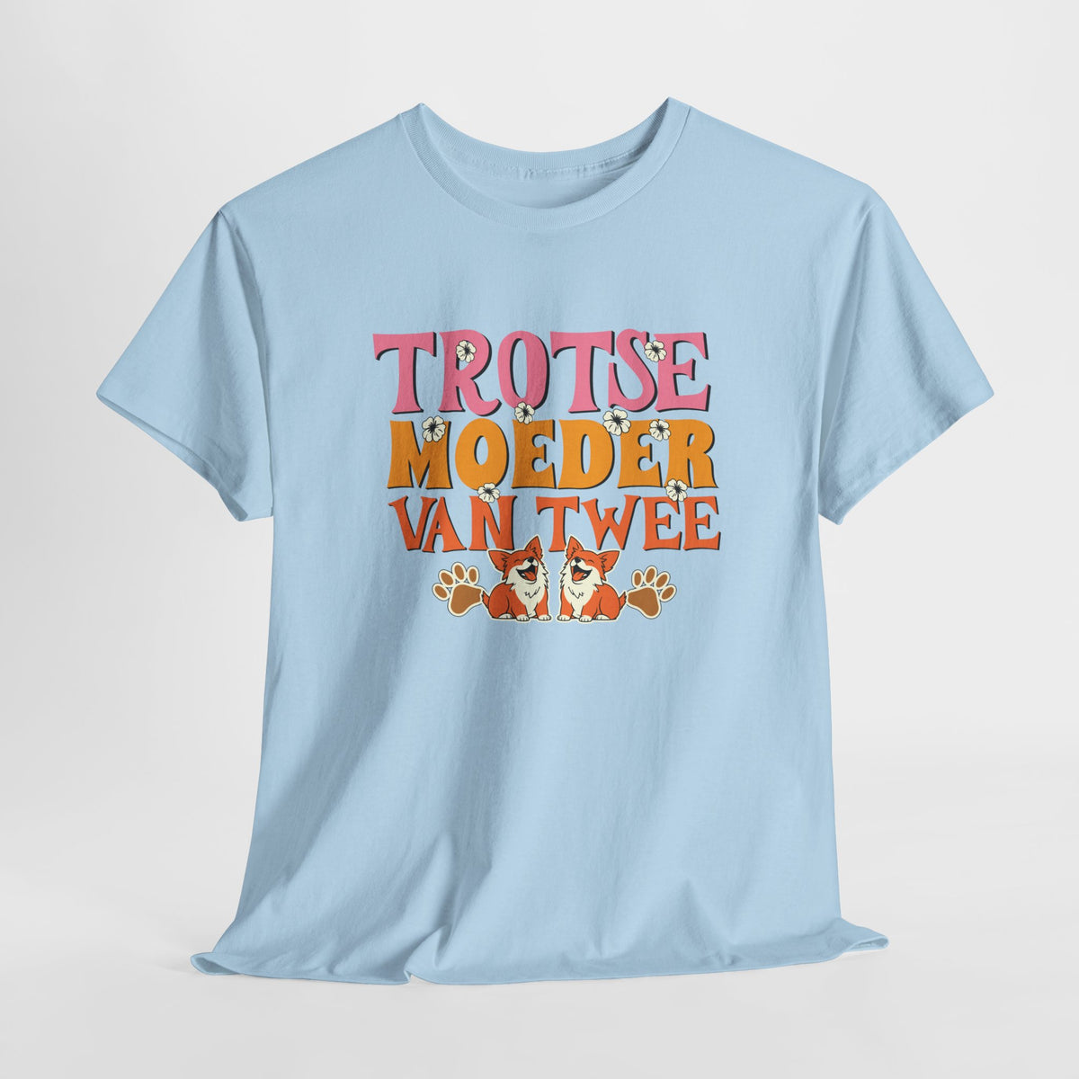 Lichtblauwe T-shirt met ronde hals en gekleurde borstprint met hondenafbeelding.
