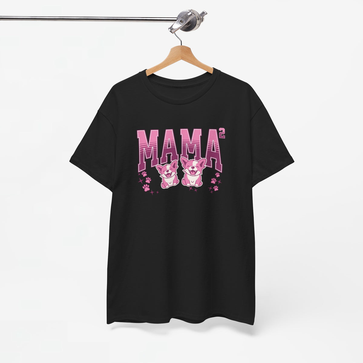 Zwarte T-shirt met roze “MAMA” print en twee katten, hangend aan een hanger.