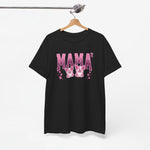 Zwarte T-shirt met roze “MAMA” print en twee katten, hangend aan een hanger.