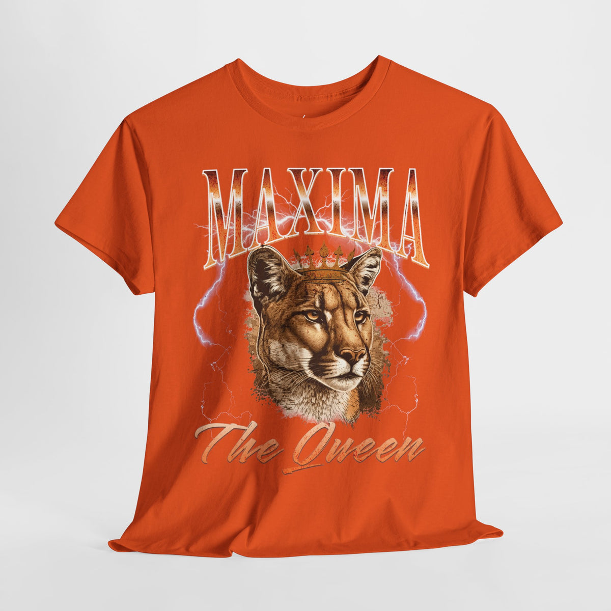 Oranje T-shirt met grote leeuwenkopprint en tekst “The Queen” en “MAXIMA”.