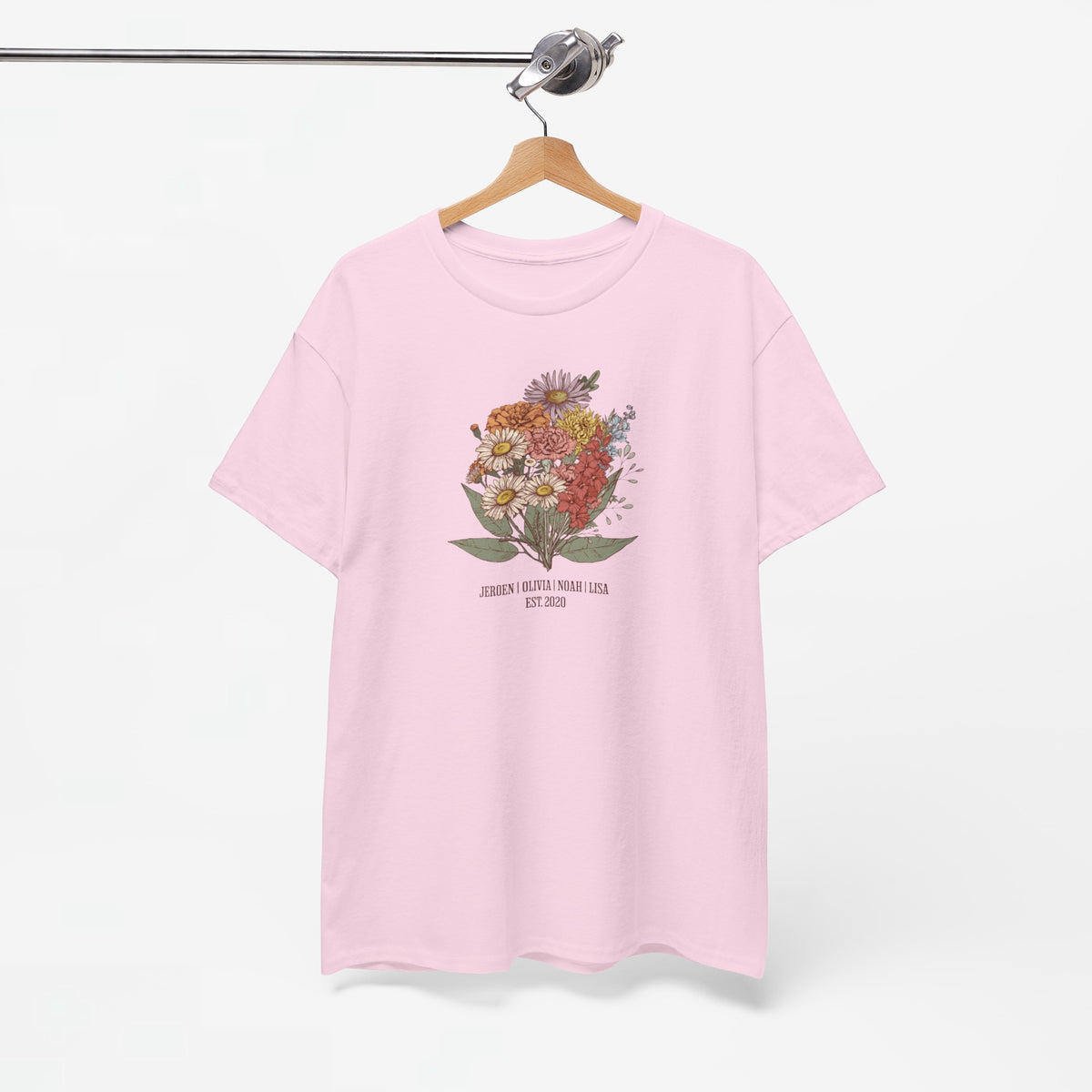 Lichtroze t-shirt aan hanger met bloemenboeketprint in het midden van de borst