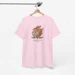 Lichtroze t-shirt aan hanger met bloemenboeketprint in het midden van de borst