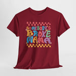Bordeauxrood T-shirt met ronde hals en grote multikleur 'Broke Mama' print voorop