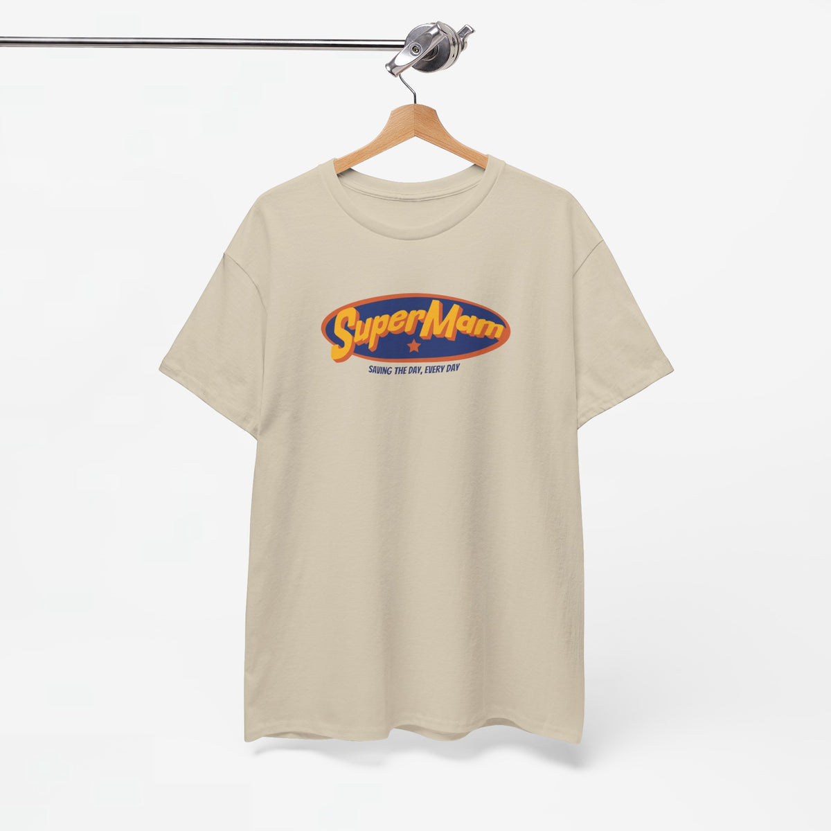 Oversized beige t-shirt met SuperMam-logo, hangend