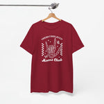 Rood T-shirt met ronde hals en witte borstprint, aan kledinghanger.