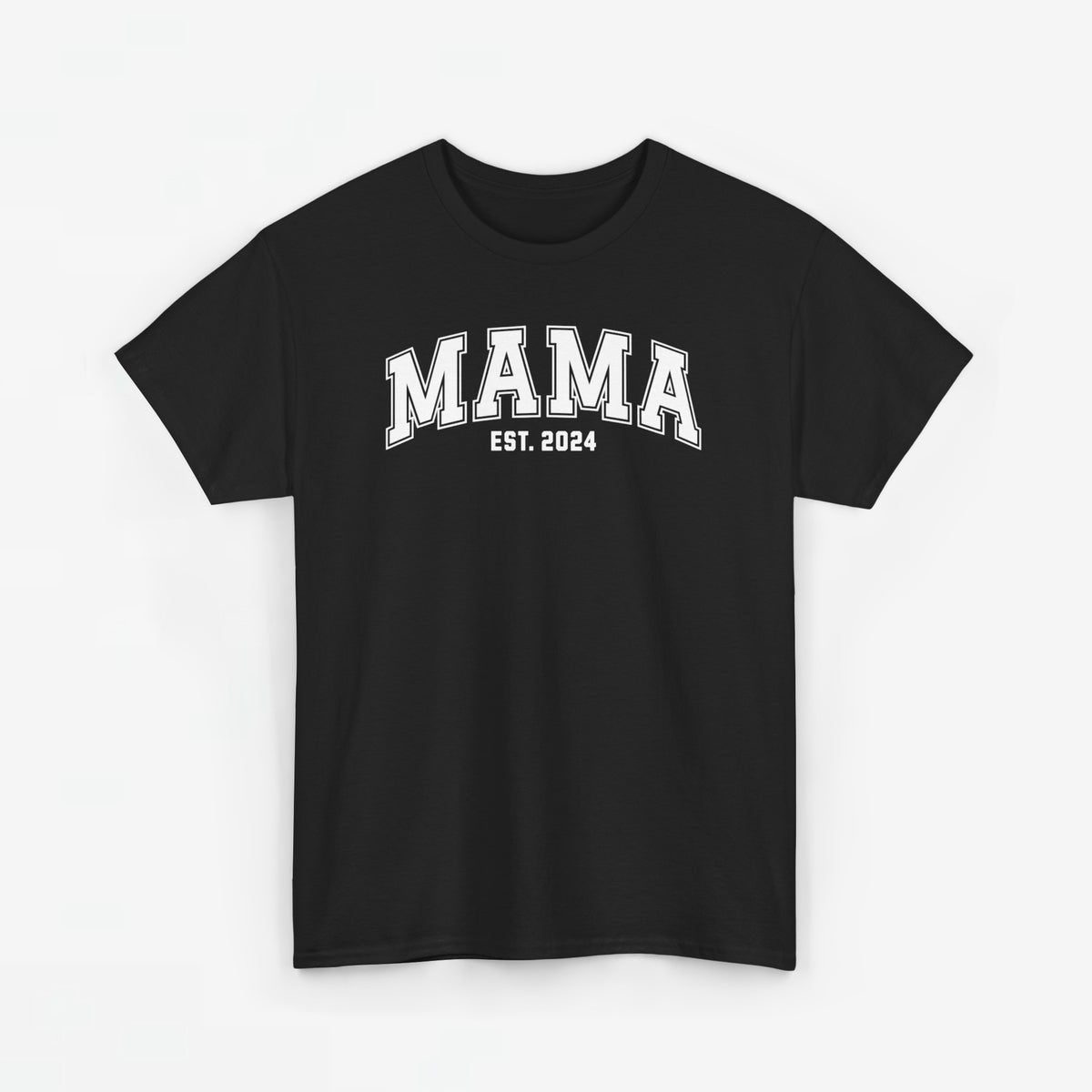 Zwart T-shirt met opdruk “MAMA” en “EST. 2024” op de borst