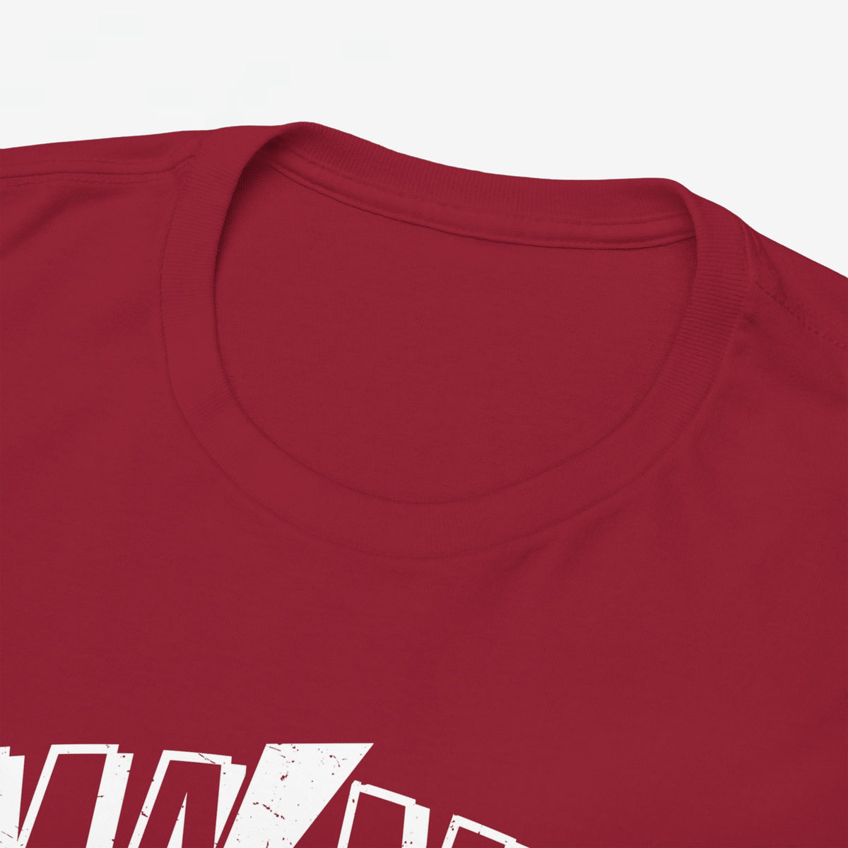 Rode T-shirt hals en schouders met MA*MA tekstprint, close-up