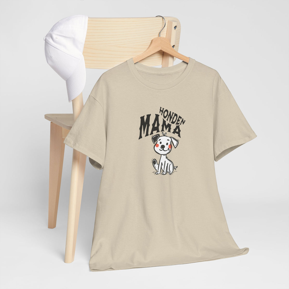 Honden mama t-shirt zandkleur op kleerhanger met hondenillustratie op borst.