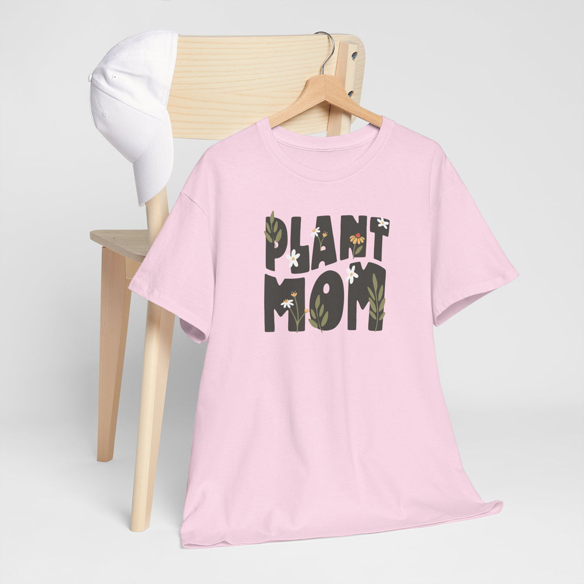 Roze T-shirt met 'Plant Mom'-opdruk, aan houten hanger