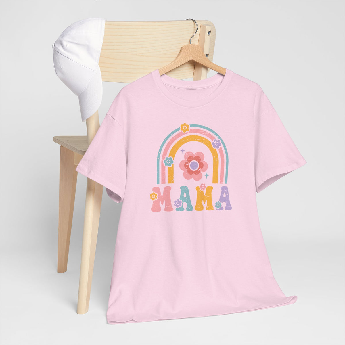 Roze T-shirt met regenboog- en bloemprint 'MAMA', hangend aan houten hanger