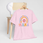 Roze T-shirt met regenboog- en bloemprint 'MAMA', hangend aan houten hanger