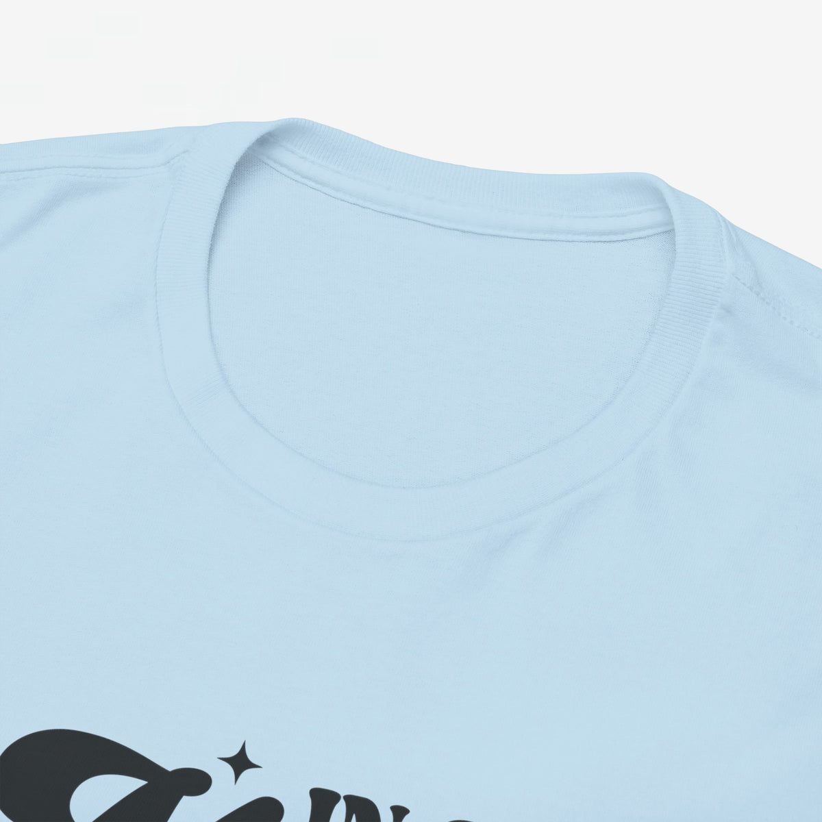 Lichtblauwe t-shirt met ronde hals; close-up van boord en deel van de print.